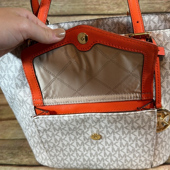 NWOT- Jet Set Medium Multifunction Pocket Tote Bag with Wallet - Picture 4 of 16